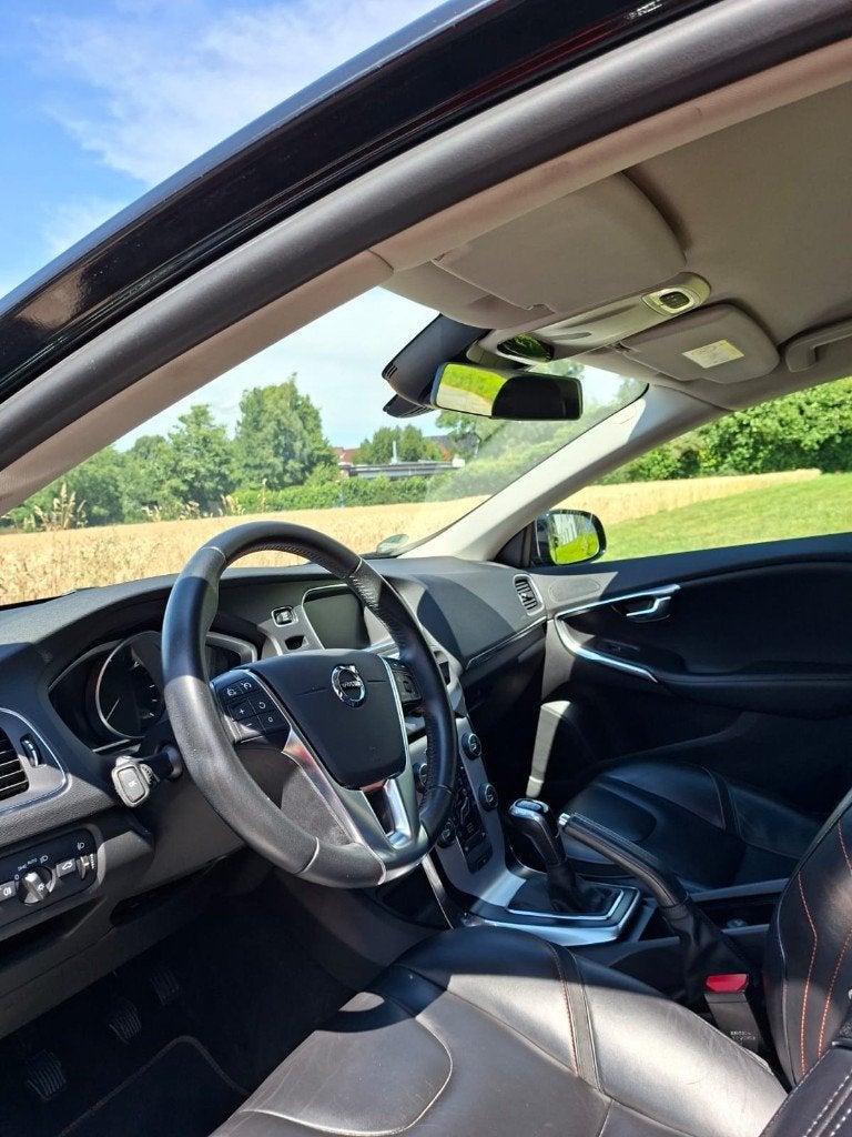 Auto Volvo V40, Auto's, Voorwielaandrijving, Dealer onderhouden, 4 cilinders, Zwart