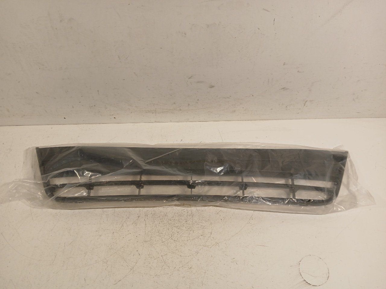 Grille Volkswagen Tiguan, Onderdelen@venauto.nl, Van der Ven Autorecycling B.V., Gebruikt, Ettenseweg 76, 4706 PB Roosendaal, The Netherlands