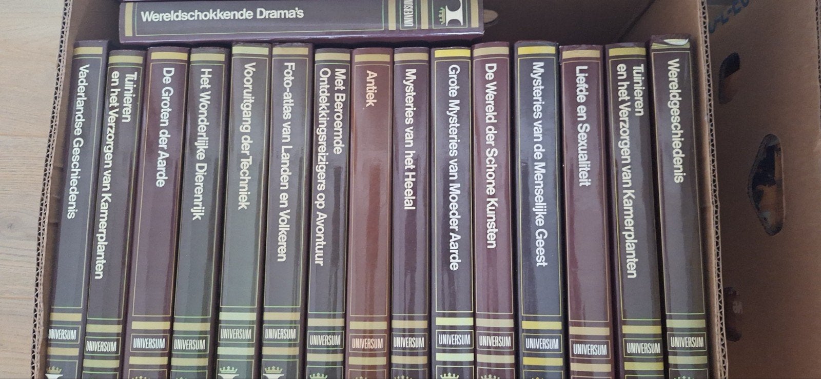 Serie boeken  universum 10 euro, Boeken, Ophalen