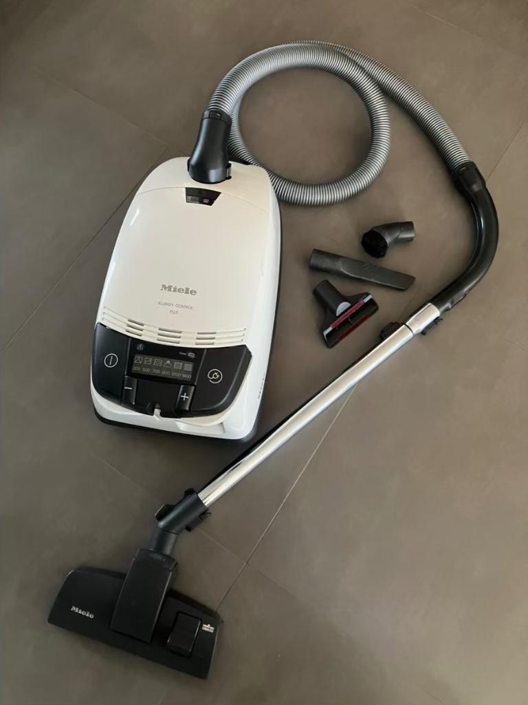 Miele S638 Stofzuiger, Elektronische apparatuur, Stofzuigers, Gebruikt, Sledestofzuiger, Miele, 1200 tot 1600 watt, Geschikt voor tapijt
