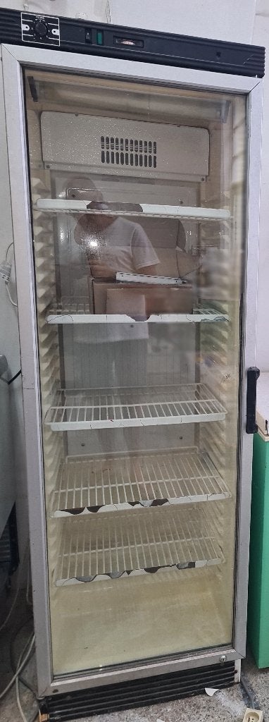 Professonionele drankenkoeler met glazen deur merk Ugur, Ophalen, Gebruikt, Koelen en Vriezen