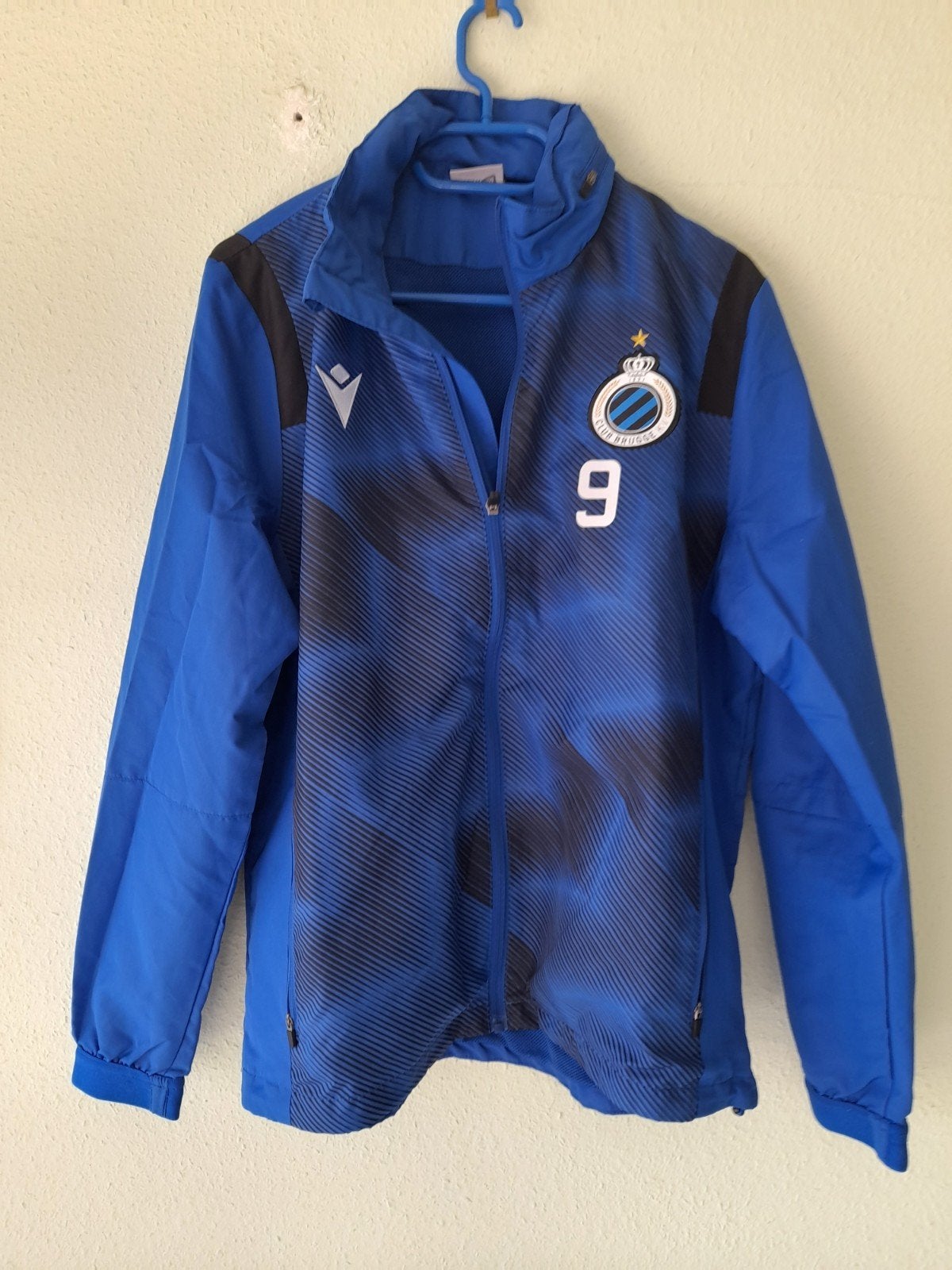 voetbal jacket is van het merk macro kleur blauw en zwart, Enlèvement, Neuf