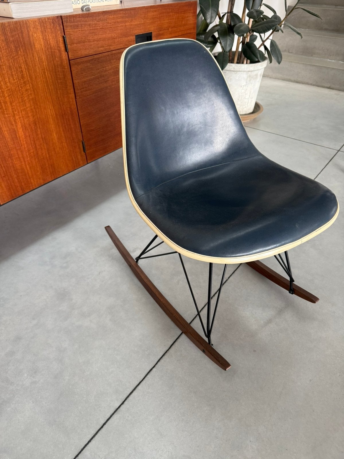 Rocker Eames vintage, Antiquités & Art, Enlèvement ou Envoi, Chaise, Bleu, Autres matériaux