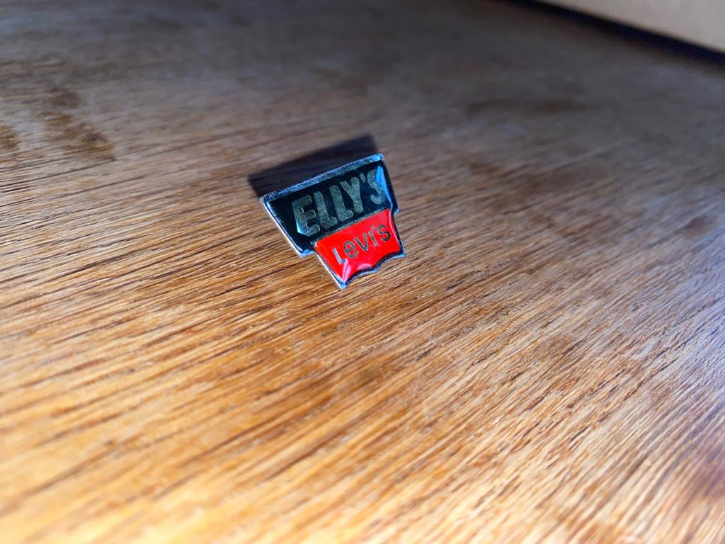 Levi's Ellys pin zwart en rood vintage jaren 90 ZG staat, Verzamelen, Speldjes, Pins en Buttons, Gebruikt, Speldje of Pin, Merk