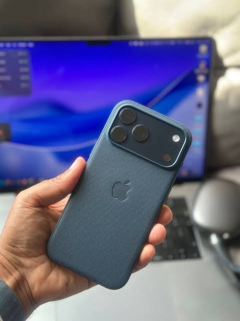 Coque en tissage bleue iphone 17 pro, Enlèvement, Comme neuf