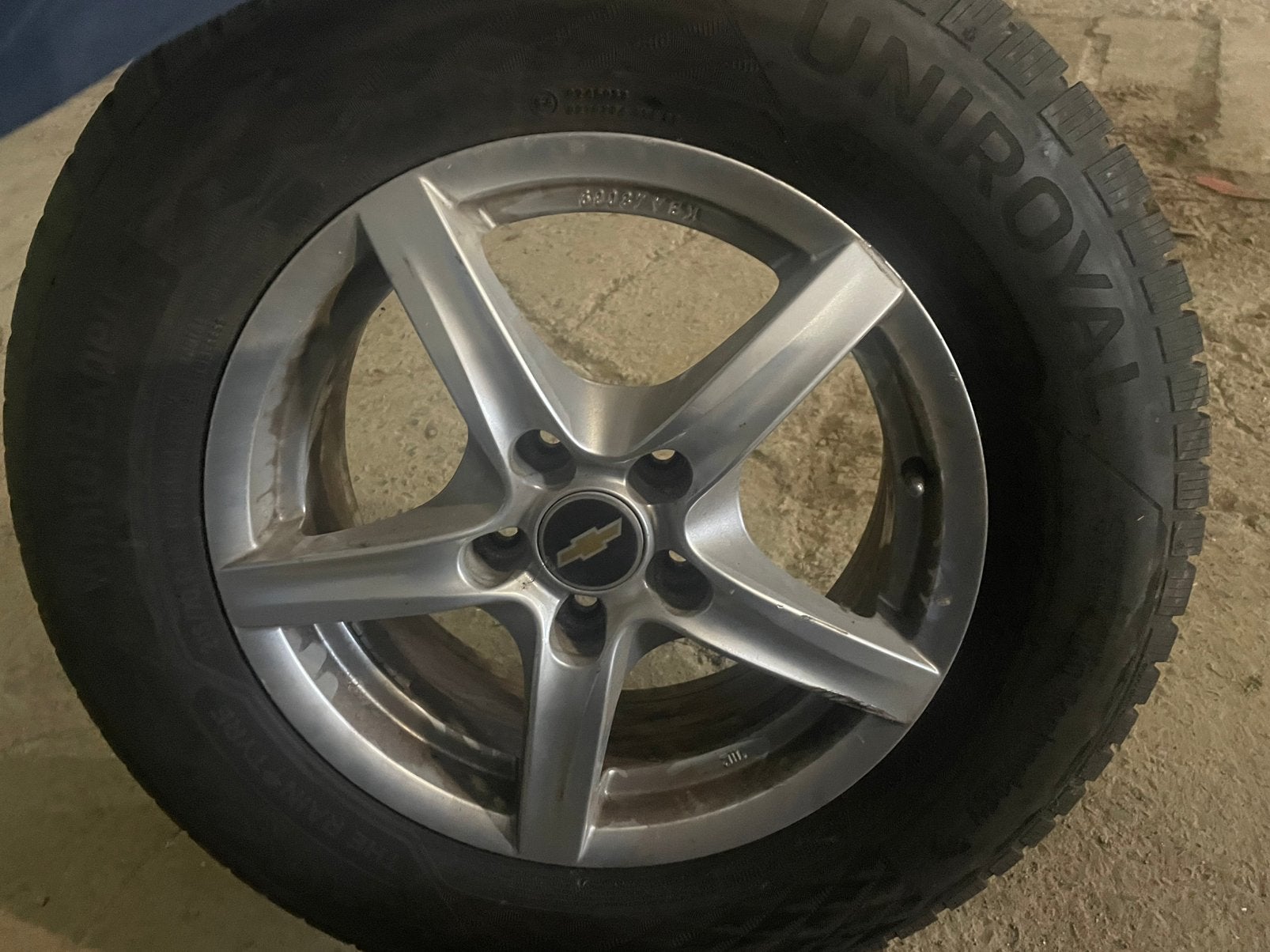 4 winterbanden uniroyal 215 70 r16 100h, Auto-onderdelen, Ophalen, Winterbanden