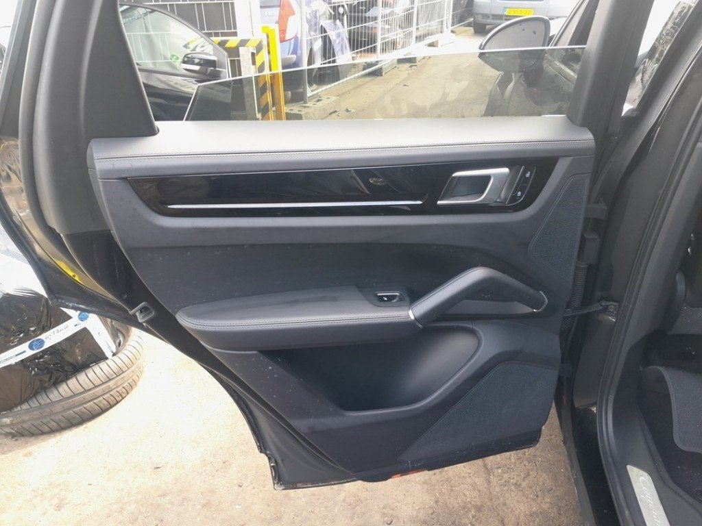 PANNEAU DE PORTE ARRIÈRE GAUCHE Porsche Cayenne III (9YA), Autos : Pièces & Accessoires, Porsche Deutschland GmbH, Porscheplatz 1
70435  Stuttgart, DE