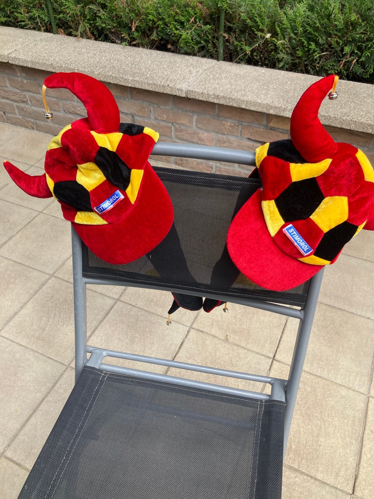 Accessoires supporter Diables Rouges : 2 bonnets + casquette, Hobby en Vrije tijd, Feestartikelen, Ophalen, Gebruikt