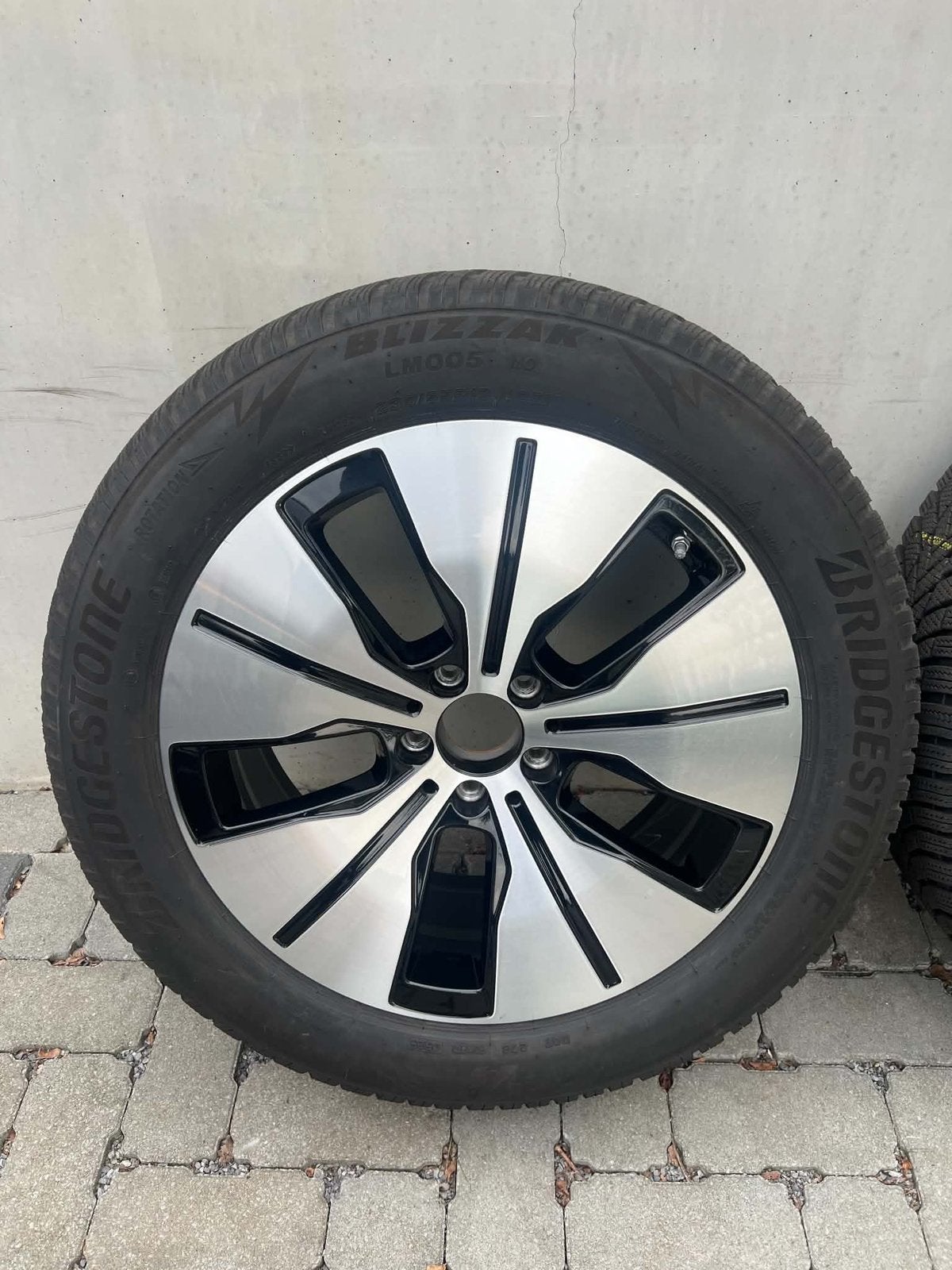 JANTES MERCEDES EQC 19 POUCES AVEC PNEUS D'HIVER, Autos : Pièces & Accessoires, Pneus et Jantes, Pneus hiver, Véhicule de tourisme