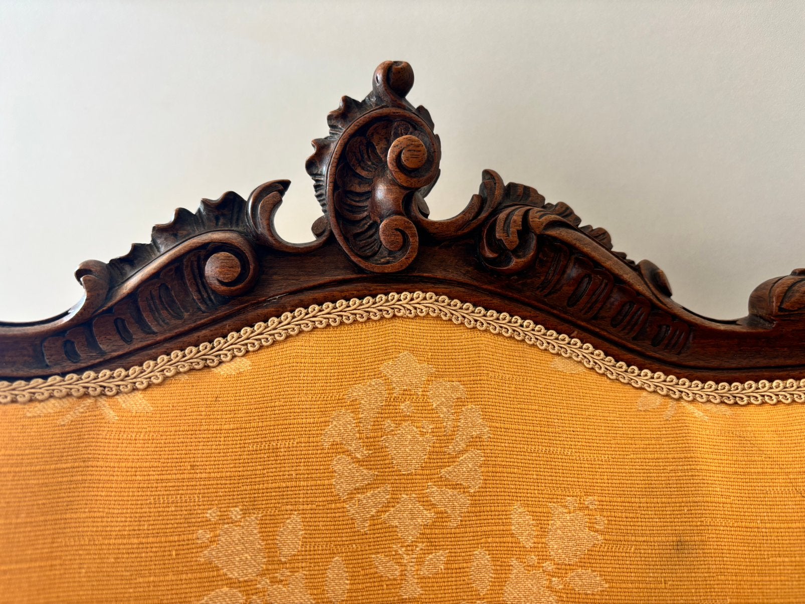 Twee vintage Louis XV-stijl salonstoelen – massief hout, Antiek en Kunst, Ophalen