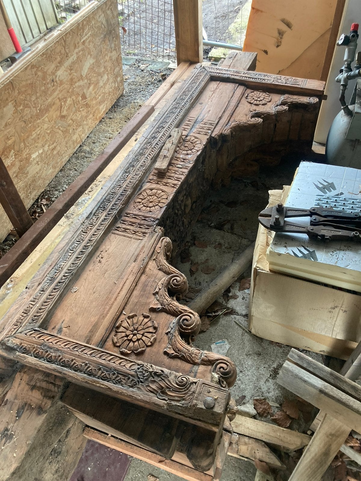 Arche asiatique en teak sculpté, Enlèvement