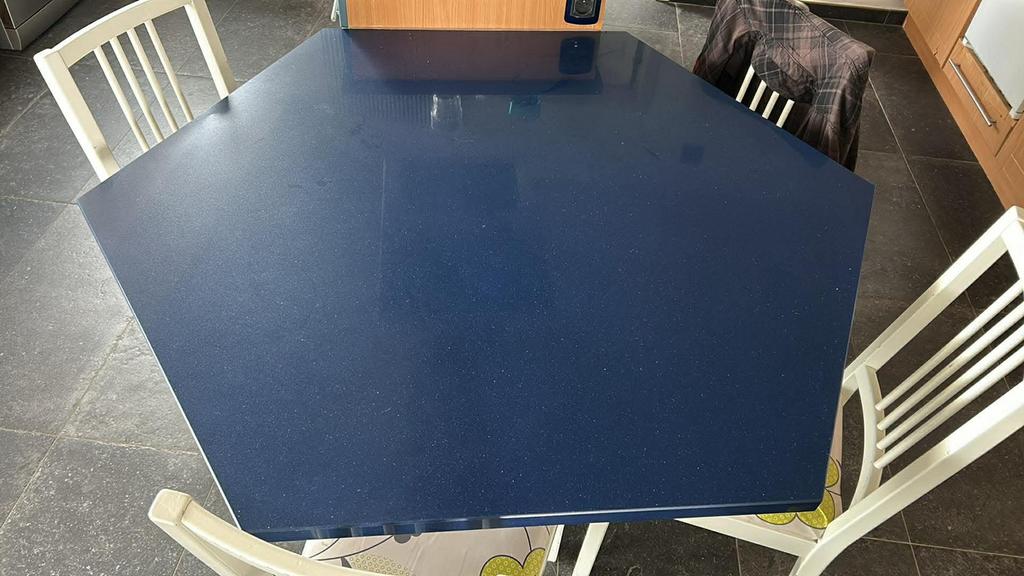 Table en quartz, Maison & Meubles, Enlèvement, Comme neuf, Bleu