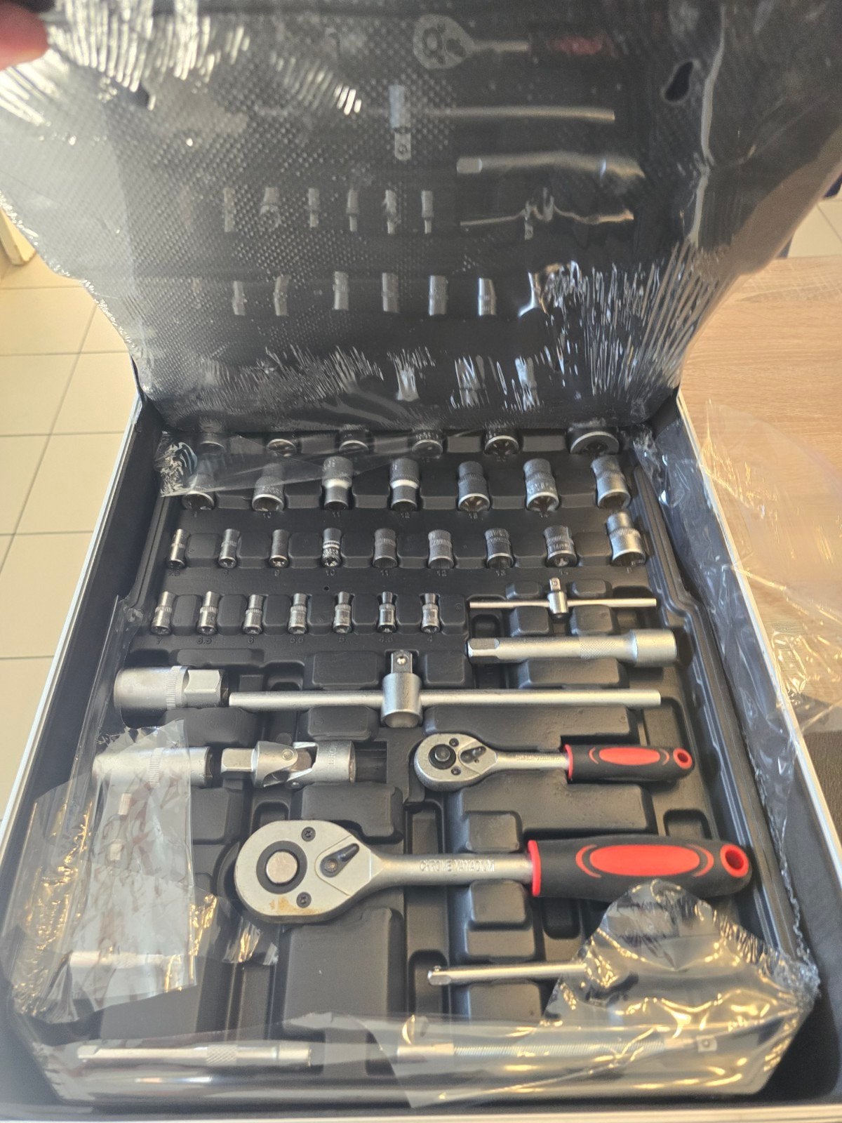 mallette  outils  250 piece tres bonne qualité, Enlèvement, Neuf
