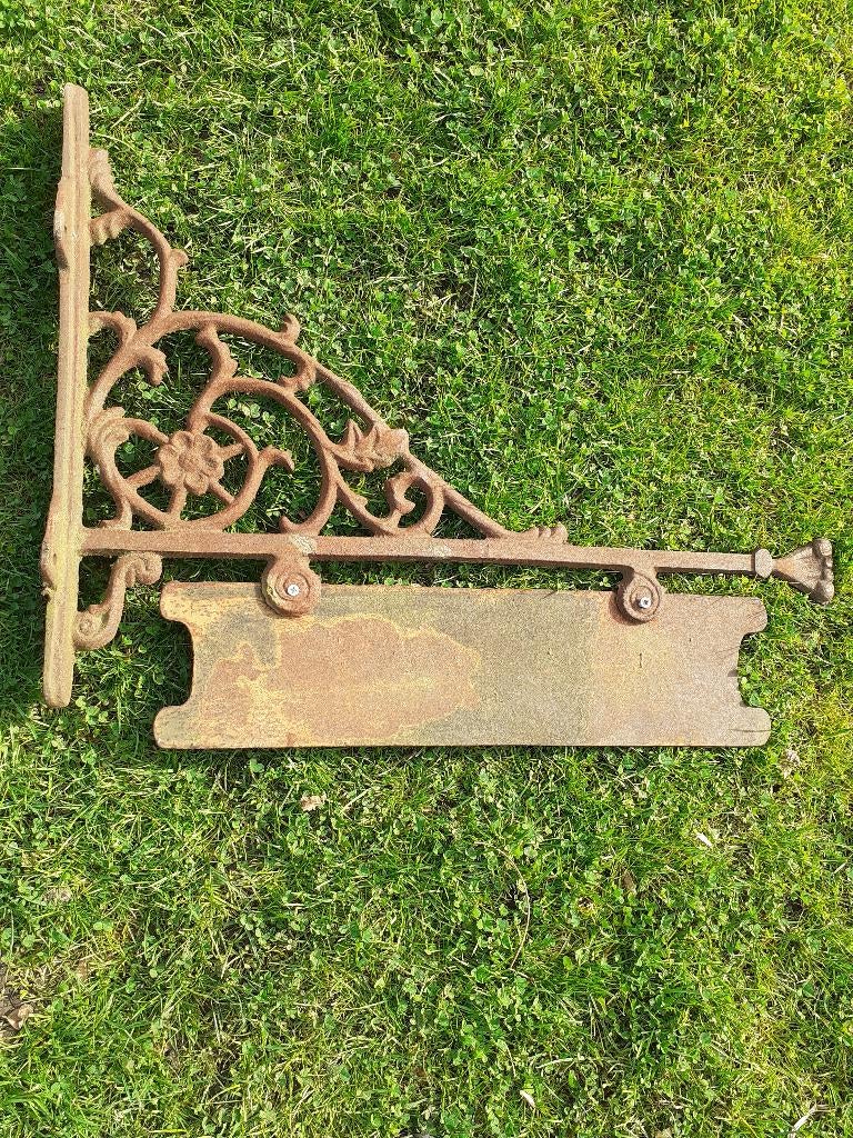 ENSEIGNE EN FONTE SUR POTENCE EN FONTE (77 cm )., Enlèvement