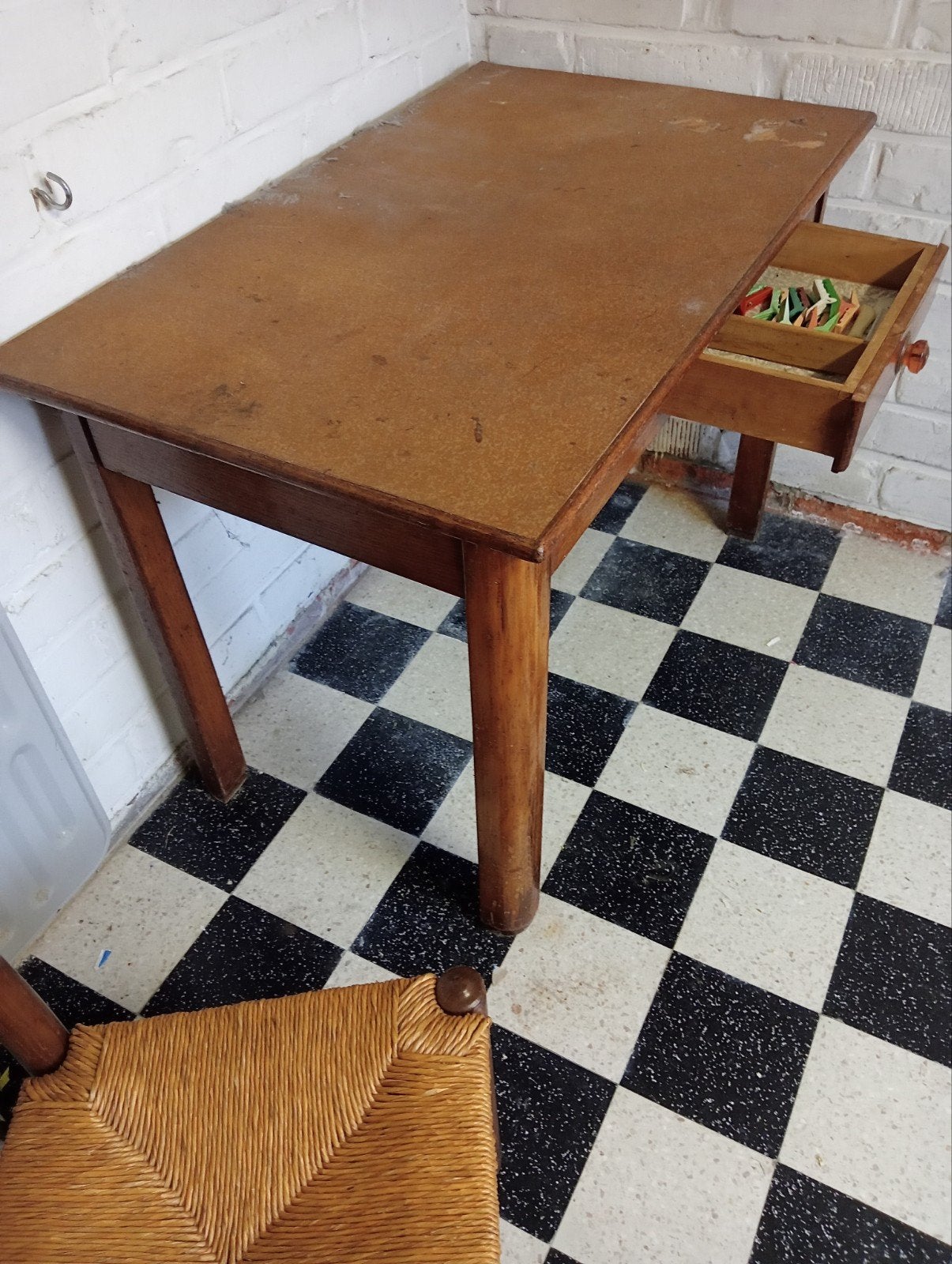 Table de cuisine ancienne, Enlèvement