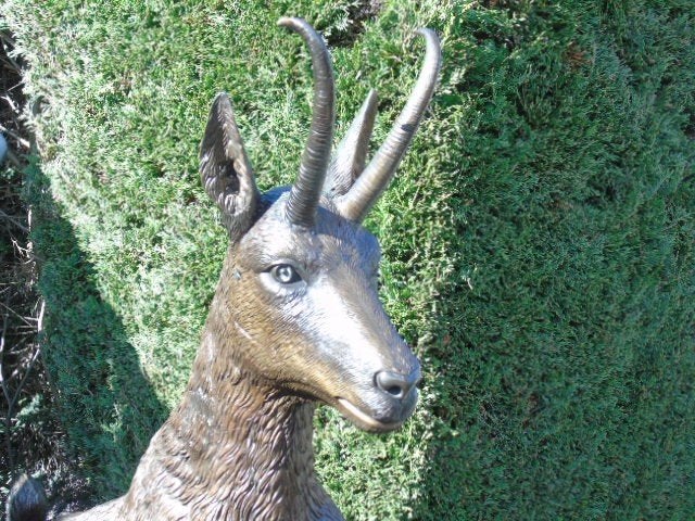 Bronzen berggeit op rots., Tuin en Terras, Ophalen, Nieuw, Overige materialen, Dierenbeeld