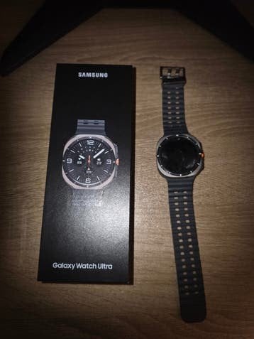 Samsung Galaxy Watch Ultra + Facture + 3 bracelets (État imp, Handtassen en Accessoires, Smartwatches, Conditie