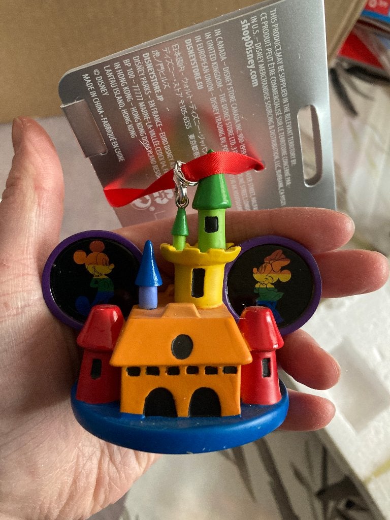 Disney Mickey x Minnie Rainbow Castle ornament - Nieuw, Ophalen of Verzenden, Nieuw, Beeldje of Figuurtje