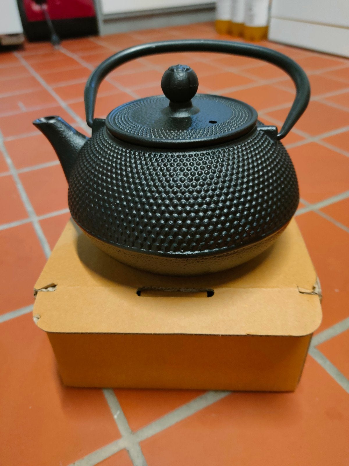 Nieuwe, gietijzeren theepot, Ophalen
