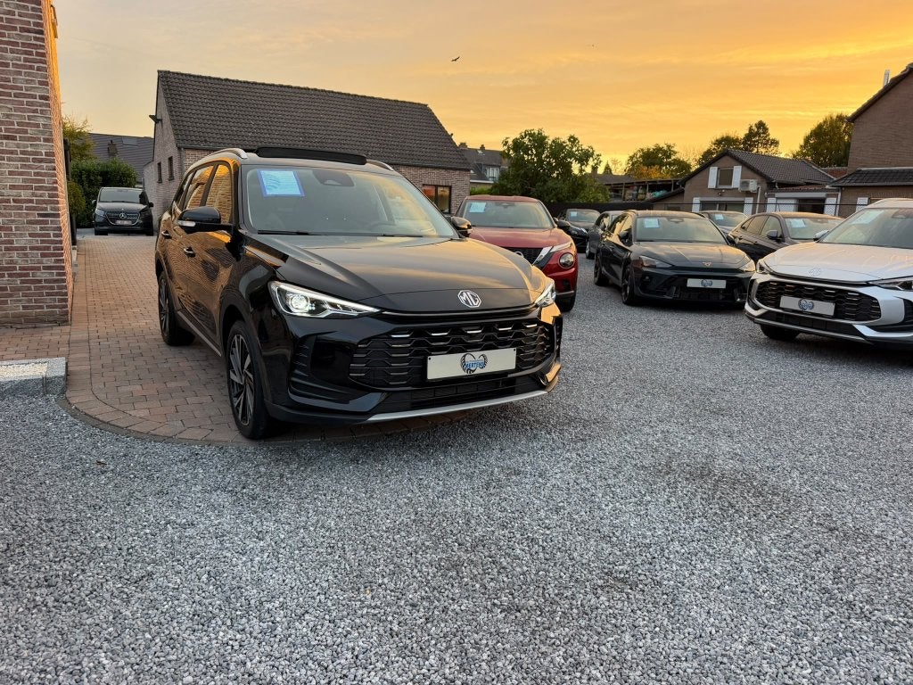 MG ZS Hybrid+ 1.5 Luxury 197PK PANO 7J/GAR NIEUW 0KM, Auto's, Automaat, 145 kW, 1498 cc, 4 cilinders