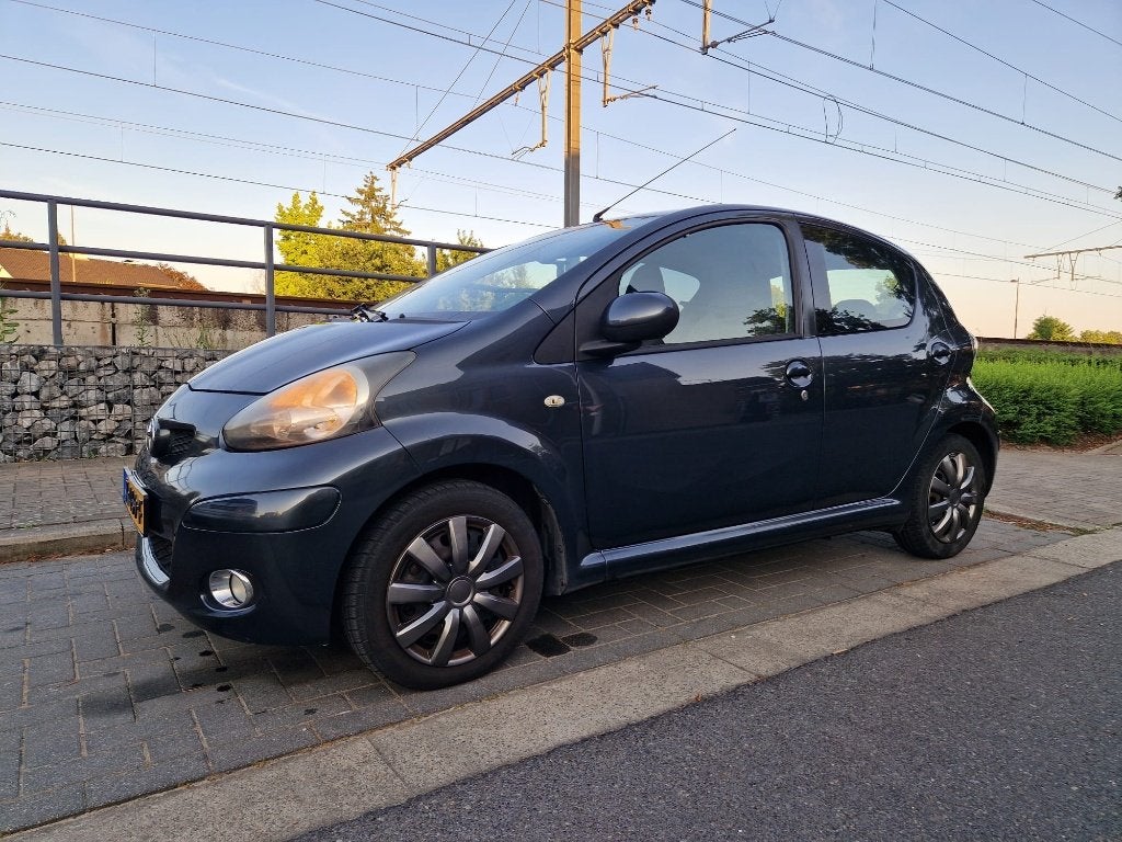 Toyota Aygo met Groundpounder versterker + subwoofer, Handgeschakeld, 5 deurs, Particulier, Onderhoudsboekje