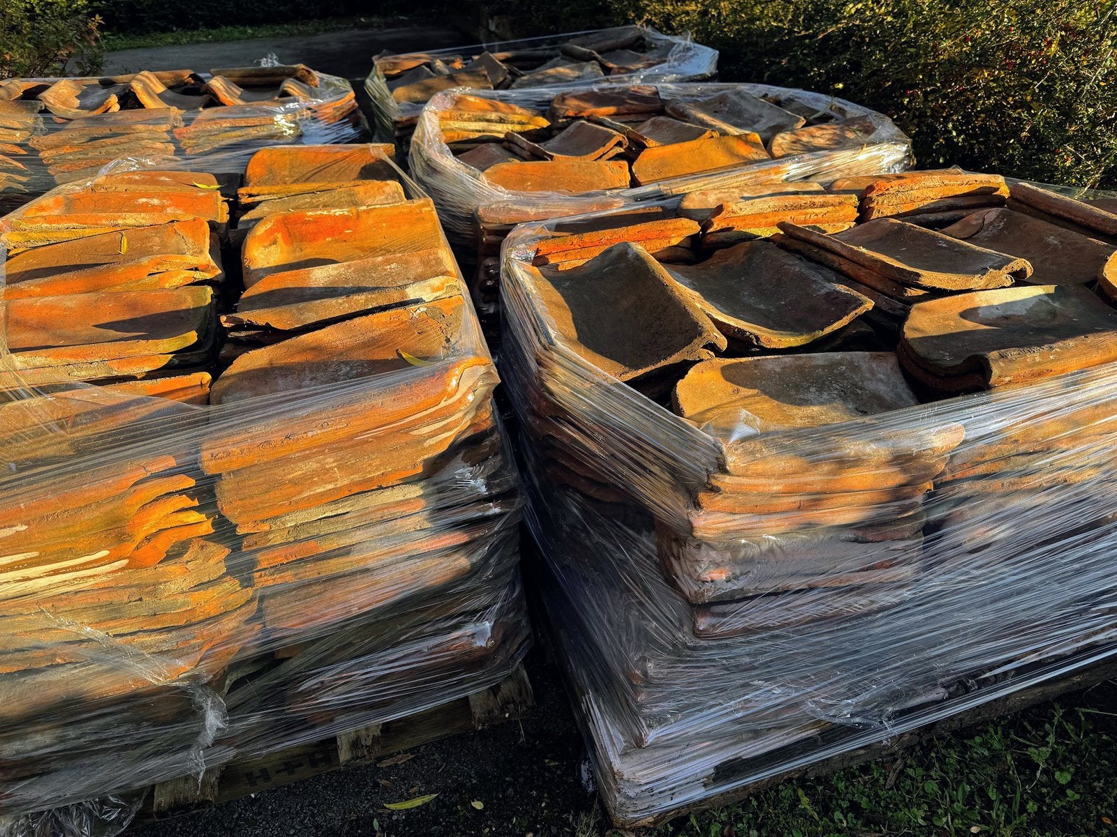 +/- 1600 oude boomse pannen nagekeken en gestapeld op pallet, Ophalen, Zo goed als nieuw, Rood, Dakpannen