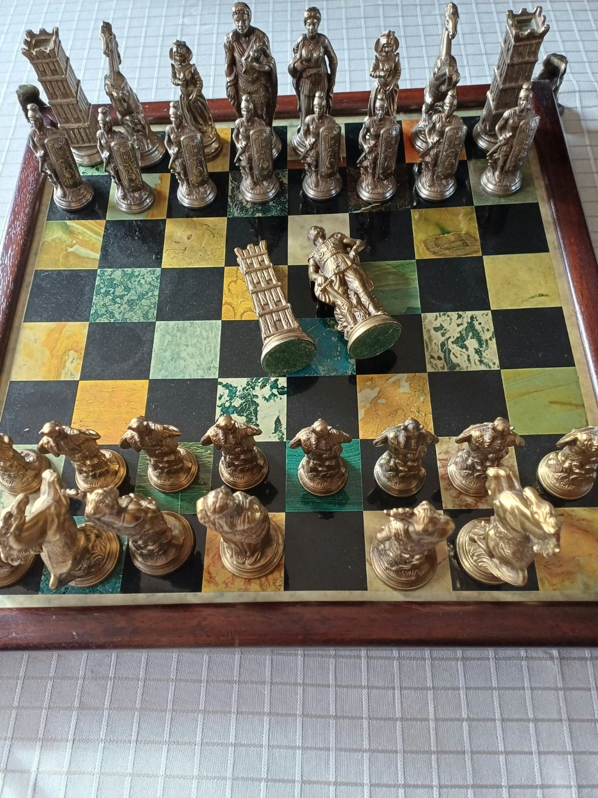 échiquier avec statues en bronze, Enlèvement