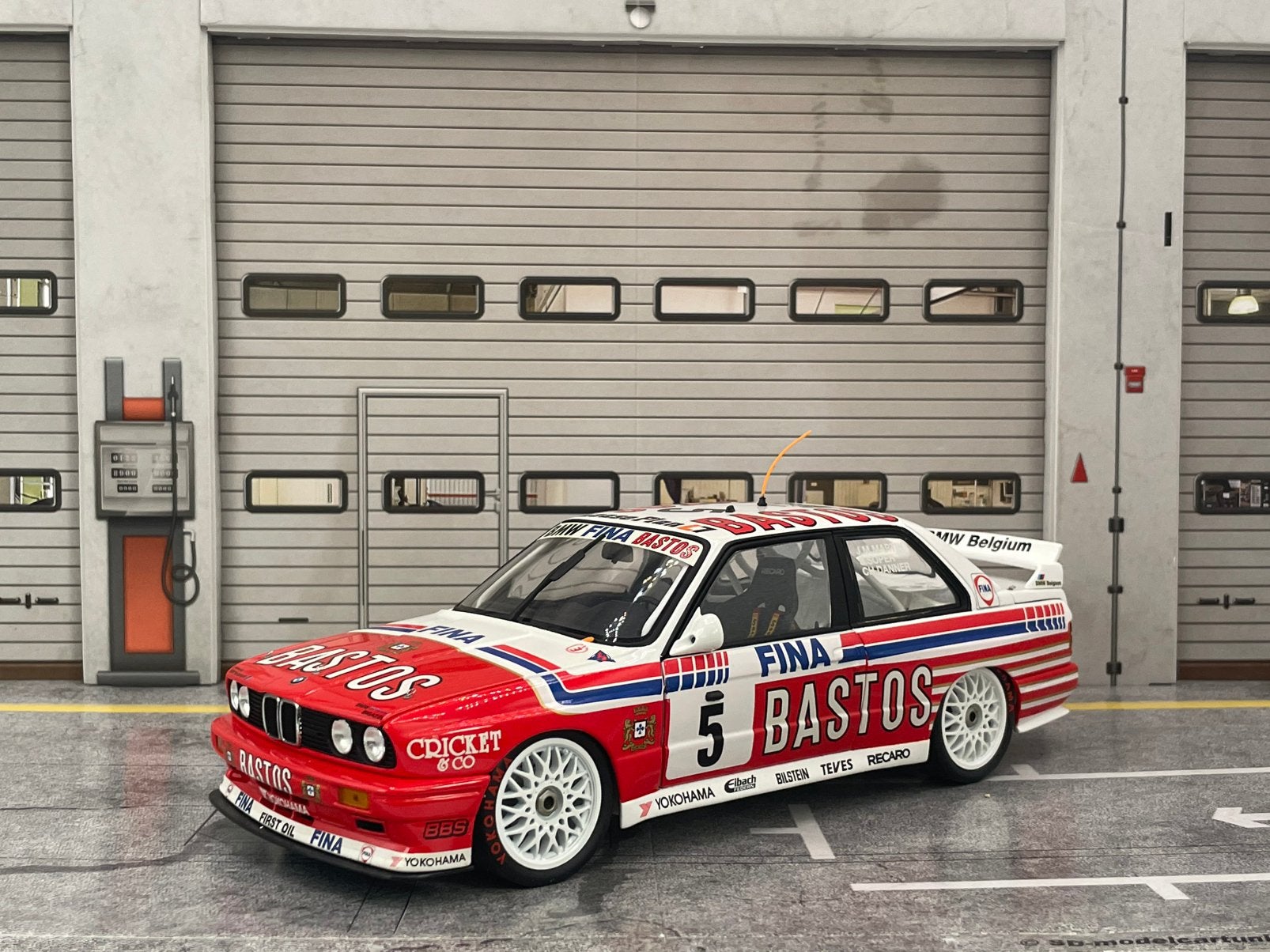 BMW M3 E30 Bastos Minichamps 1/18, Ophalen, Zo goed als nieuw, MiniChamps