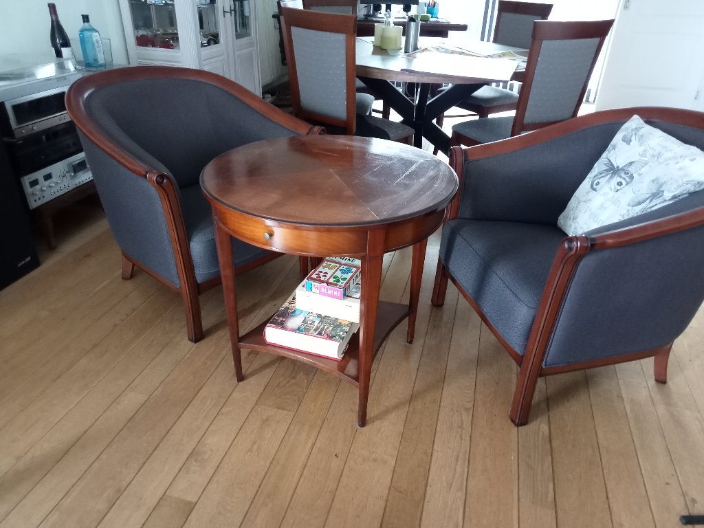 Fauteuills (2) + Bijzettafel (70cm diameter), Enlèvement, Comme neuf, Bois