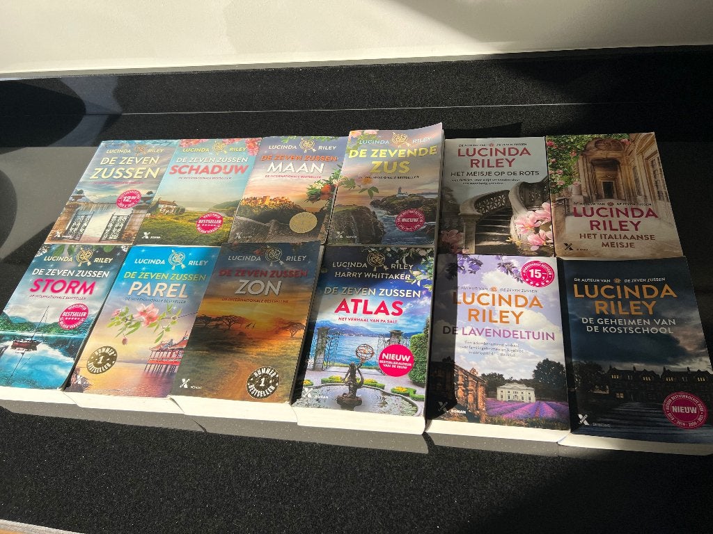 Volledige reeks 7 zussen van Lucinda Riley + 4 extra boeken, Gelezen, België, Lucinda Riley, Ophalen of Verzenden