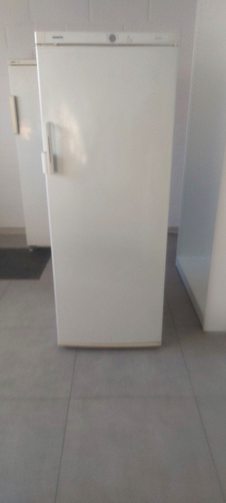 Frigo. Marque Siemens. H: 154,5/ l: 54,5/ p: 55,5. Bon état