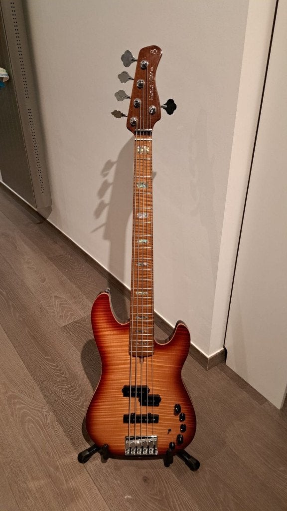 Basse Sire Marcus Miller P10DX 5 cordes, Musique & Instruments, Instruments à corde | Guitares | Basses, Enlèvement, Comme neuf