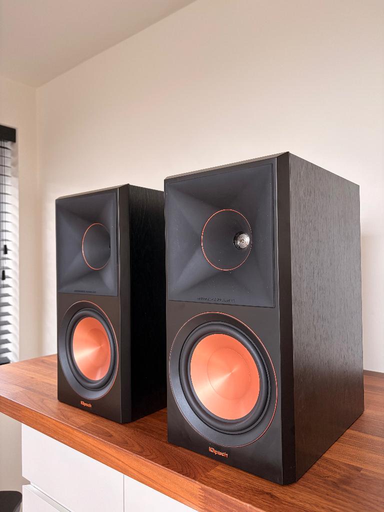 Set van 2 Klipsch RP-600M II ebony speakers met garantie, Autres marques, Enlèvement ou Envoi, 60 à 120 watts, Comme neuf