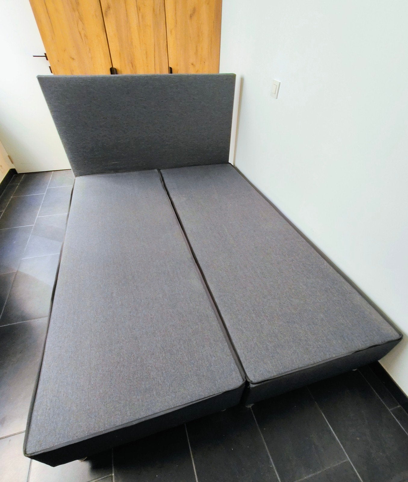Grijze boxspringset Alta met hoofdbord
(nieuw), Huis en Inrichting, Ophalen, Nieuw, 140 cm, Twijfelaar