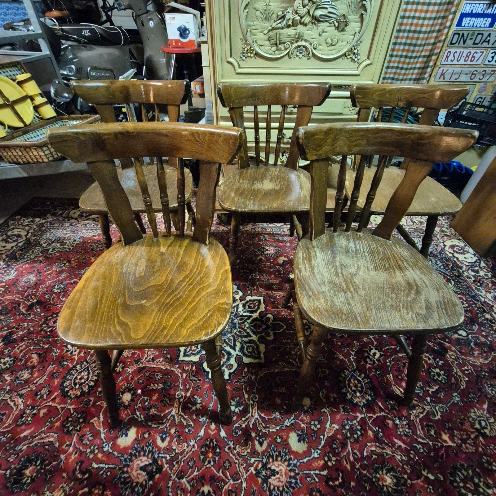 5 Oude caféstoelen, Enlèvement