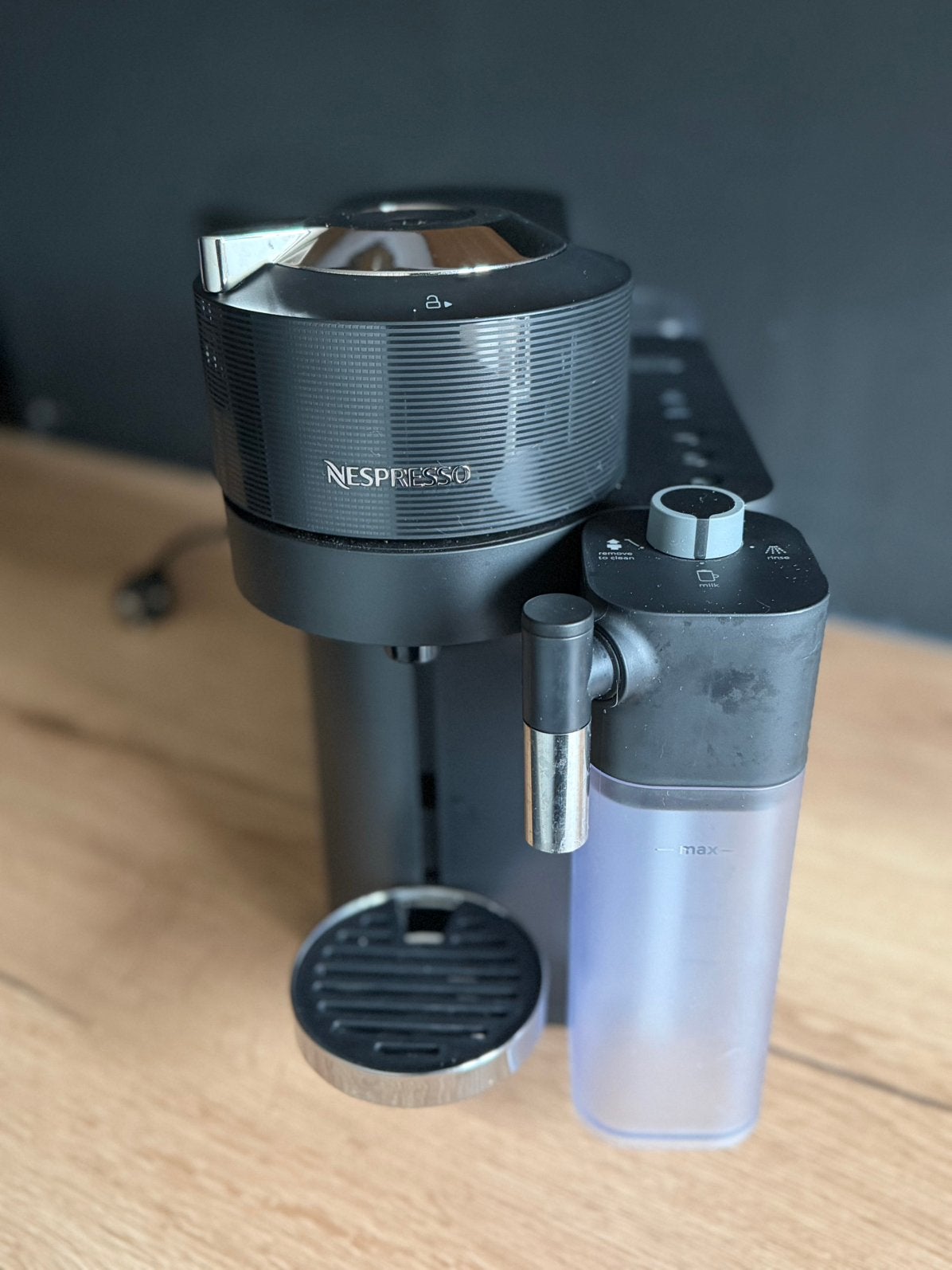 Delonghi Nespresso Vertuo Lattissima Black, Ophalen of Verzenden, Zo goed als nieuw