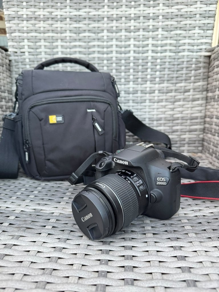Camera : Canon EOS 2000D + accessoires, Ophalen, Spiegelreflex, Canon, Zo goed als nieuw
