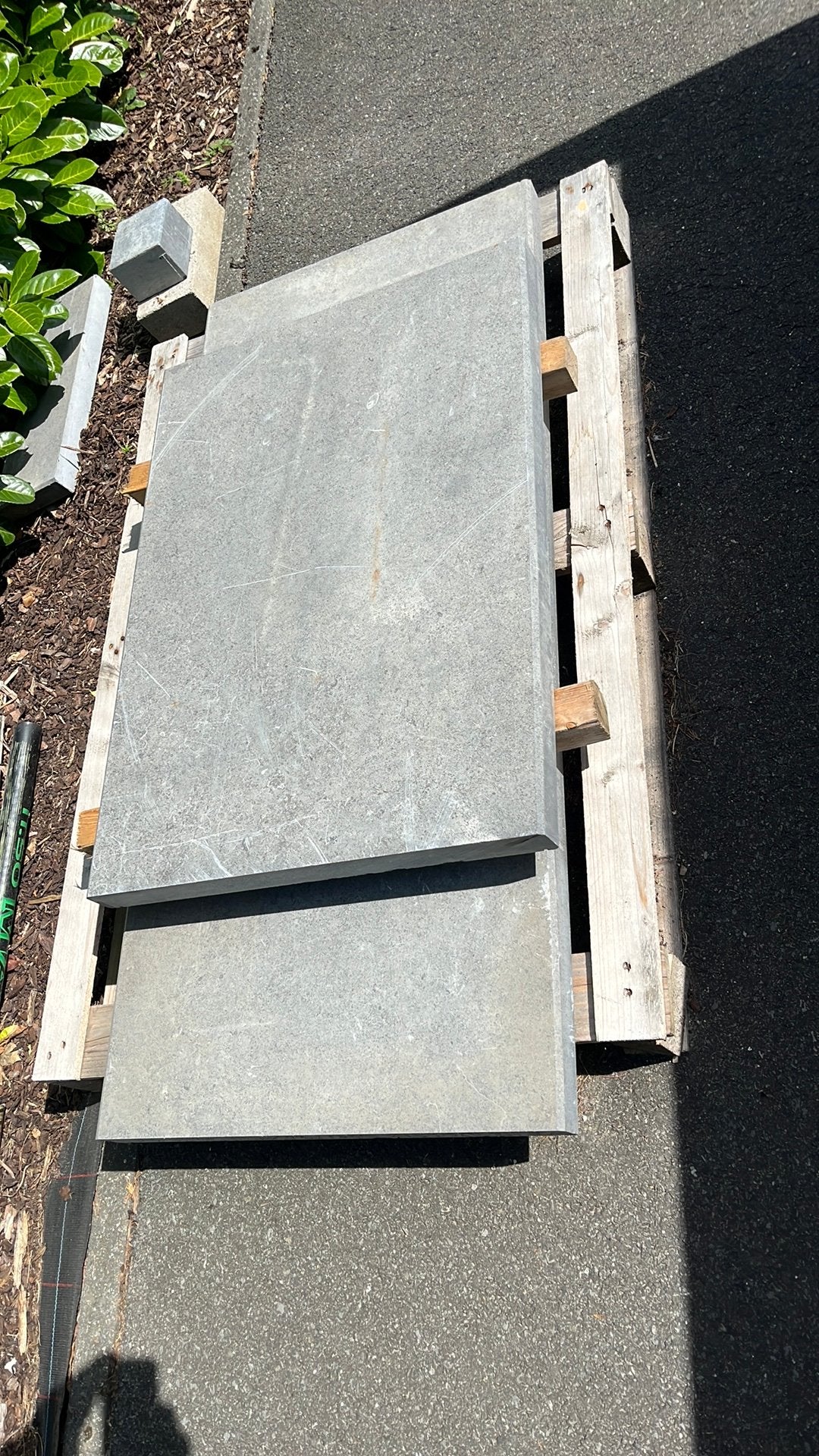 2 seuils en pierre bleue de 55 cm de large, Bricolage & Construction, Dalles & Carrelages, Enlèvement, Comme neuf