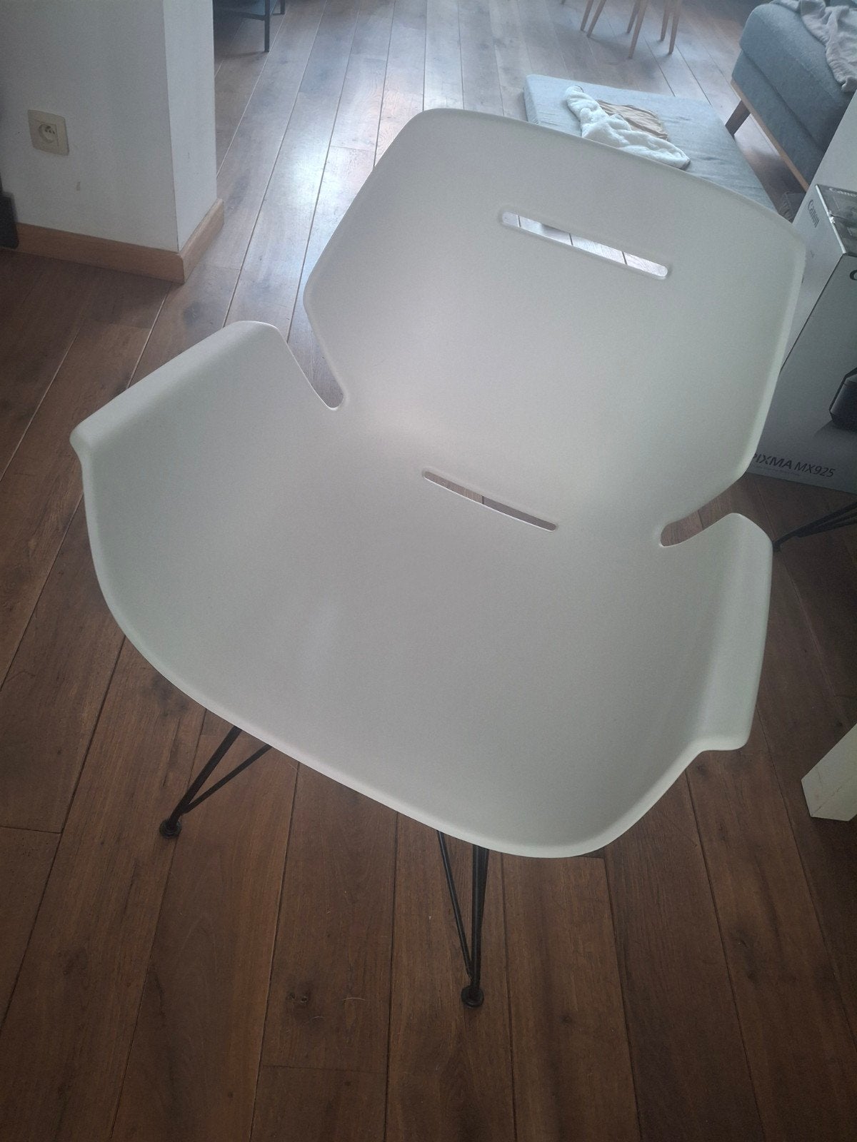 Witte stoelen, Ophalen