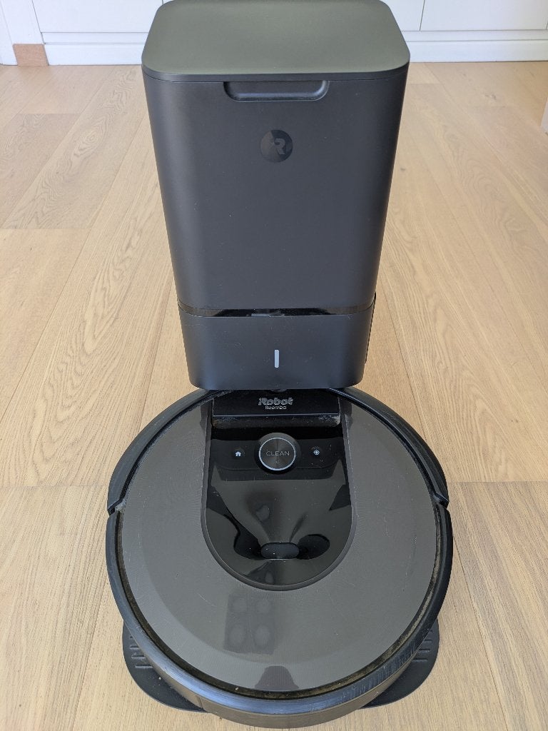 iRobot Roomba i7+ met Clean Base zelfledigend station, Elektronische apparatuur, Stofzuigers, Gebruikt, IRobot, Robotstofzuiger