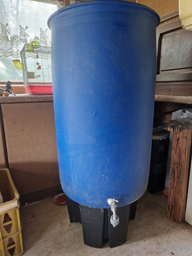Regenton, 210L met voet, 2 doppen bovenaan en kraantje., Ophalen, Kunststof, Met kraantje, 150 liter of meer