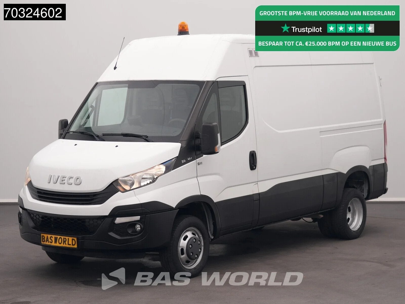 Iveco Daily 35C14 Euro6 L2H2 Dubbellucht 3.5t trekhaak Camer, Auto's, Bestelwagens en Lichte vracht, Stof, Gebruikt, Euro 6, Iveco