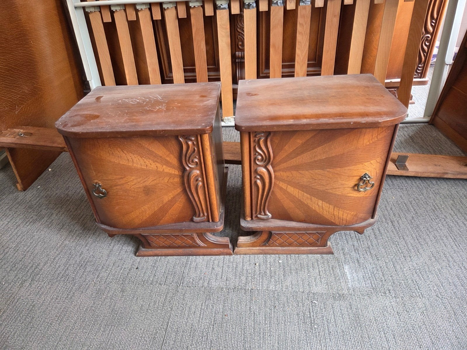 Set van 2 vintage houten nachtkastjes met houtsnijwerk, Ophalen, Hout