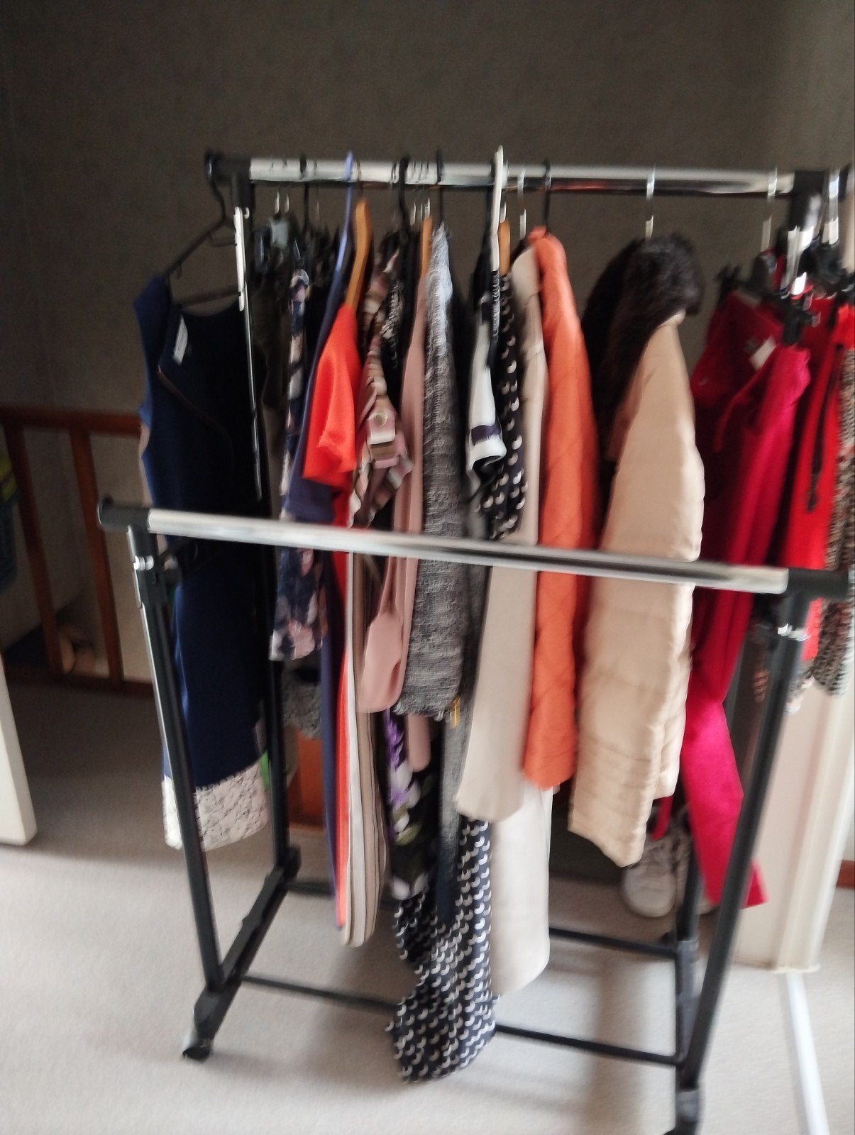 Dameskleding meer dan 20 stuks maat m, Vêtements | Femmes, Portants à vêtements, Enlèvement