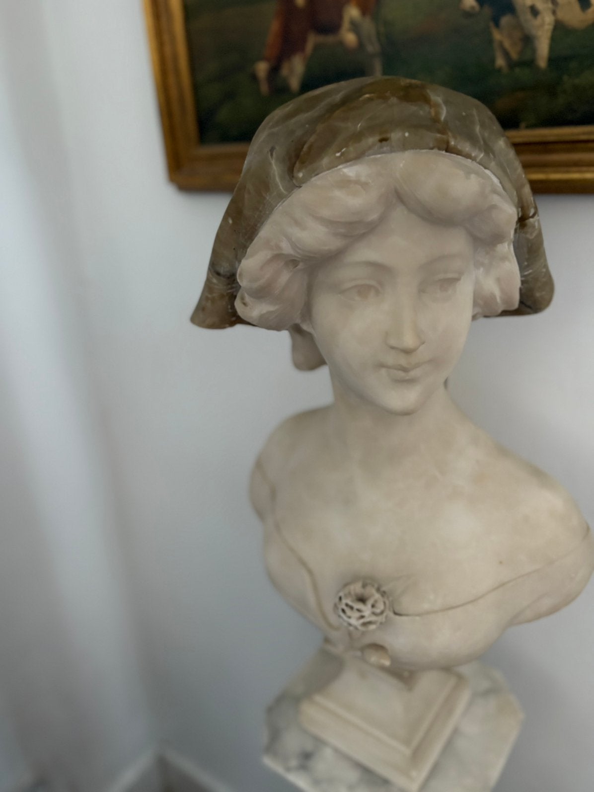 Beau buste en marbre et albâtre sur colonne, Enlèvement, Buste
