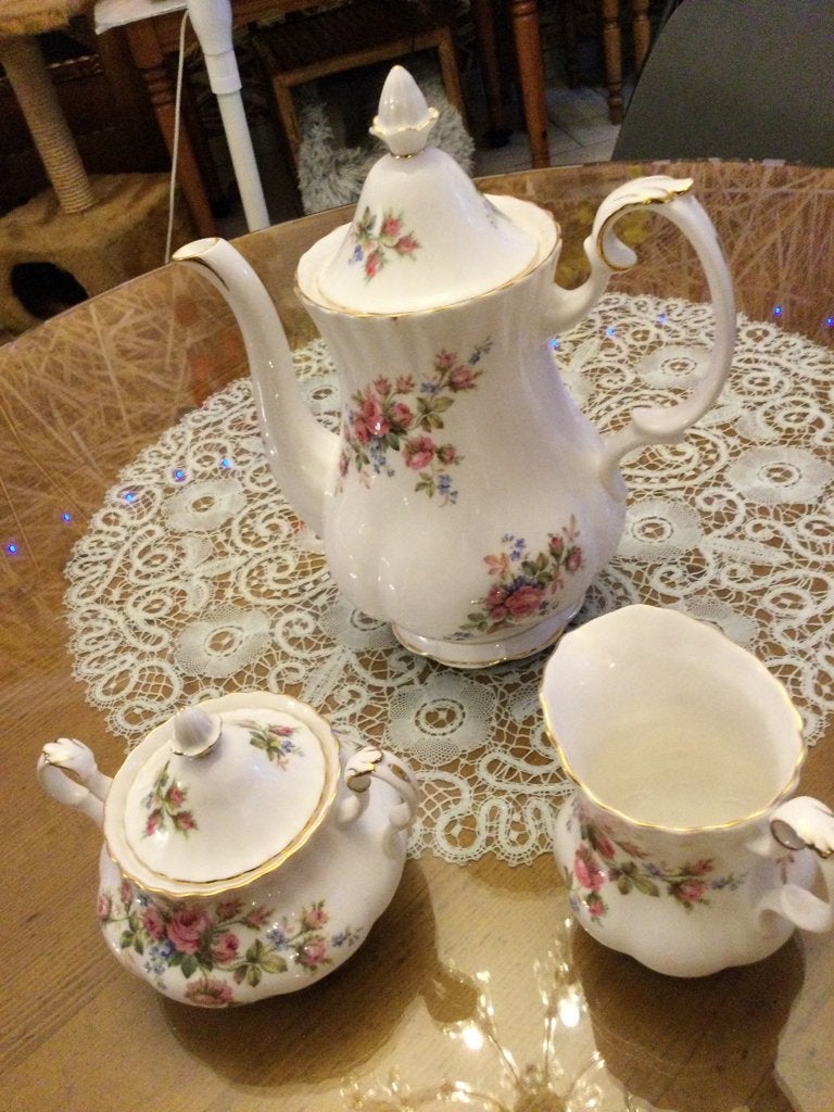 koffiepot met melkkan en suikerpot Royal Albert Moss Rose, Ophalen