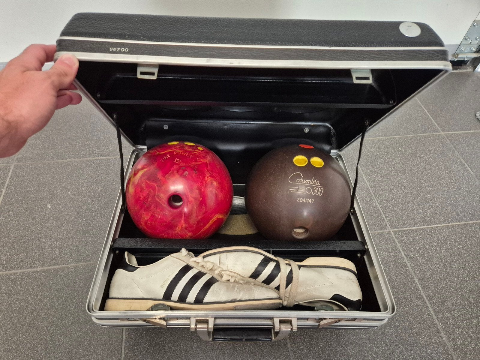 Vintage bowlingset: koffer + schoenen + 2 bowlingballen, Ophalen, Schoenen