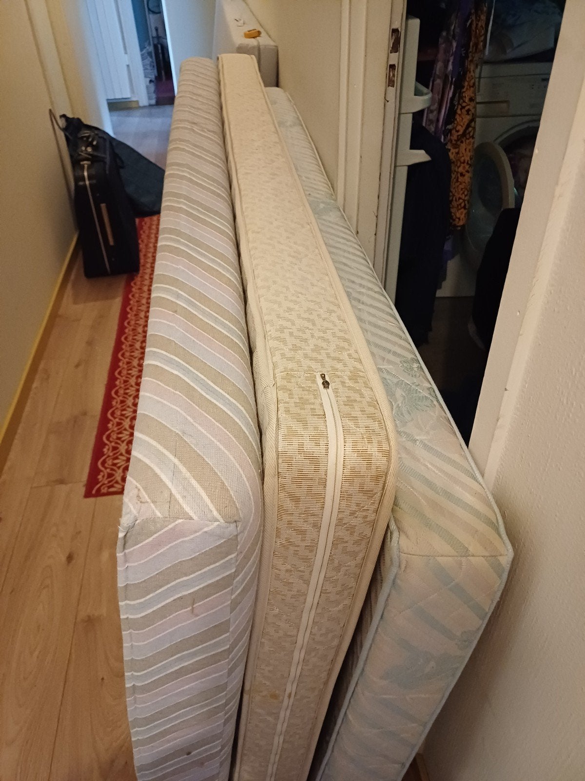 Bed en  3 EENOERSOONS MATRASSEN, Enlèvement