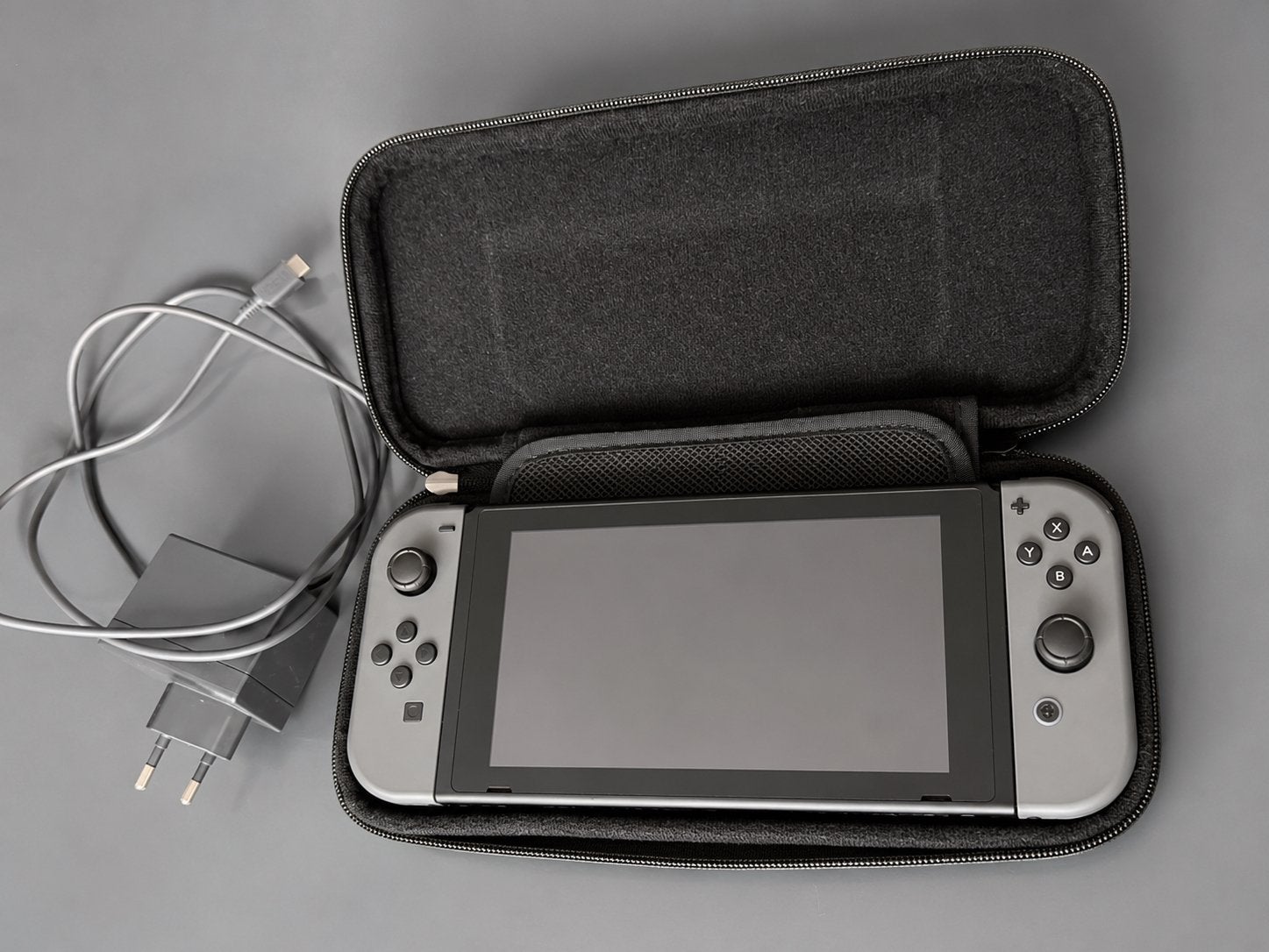 Nintendo Switch + Beschermhoes eventueel met pokémon game, Ophalen, Zo goed als nieuw