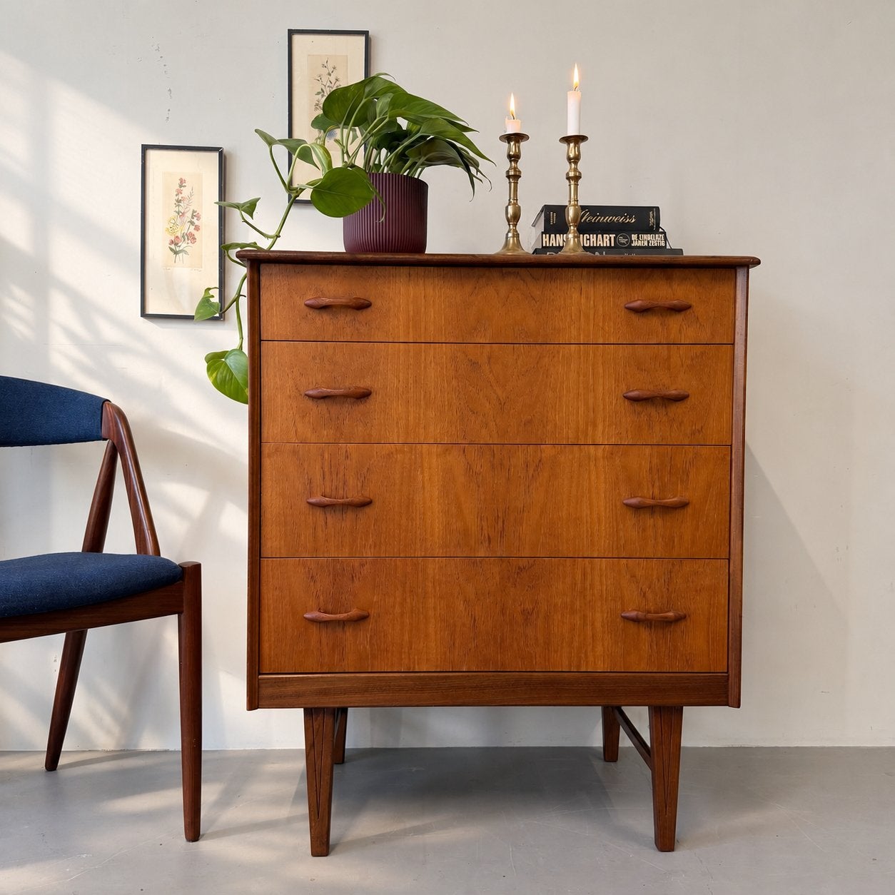 Commode vintage en teck •Homeworthy UK, Maison & Meubles, 3 ou 4 tiroirs, 25 à 50 cm, Enlèvement ou Envoi, Moins de 100 cm